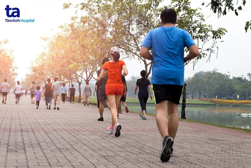 Phong ngua thoai hoa khop bang tap the duc the thao