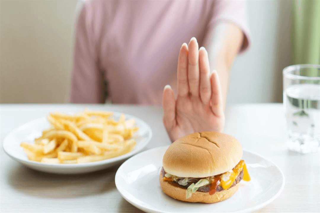 Người cao huyết áp: 4 ghi nhớ nên và không nên 3 - Gimedi Pharma han che an uong 1 - Sản phẩm được bán bởi Gimedi Pharma