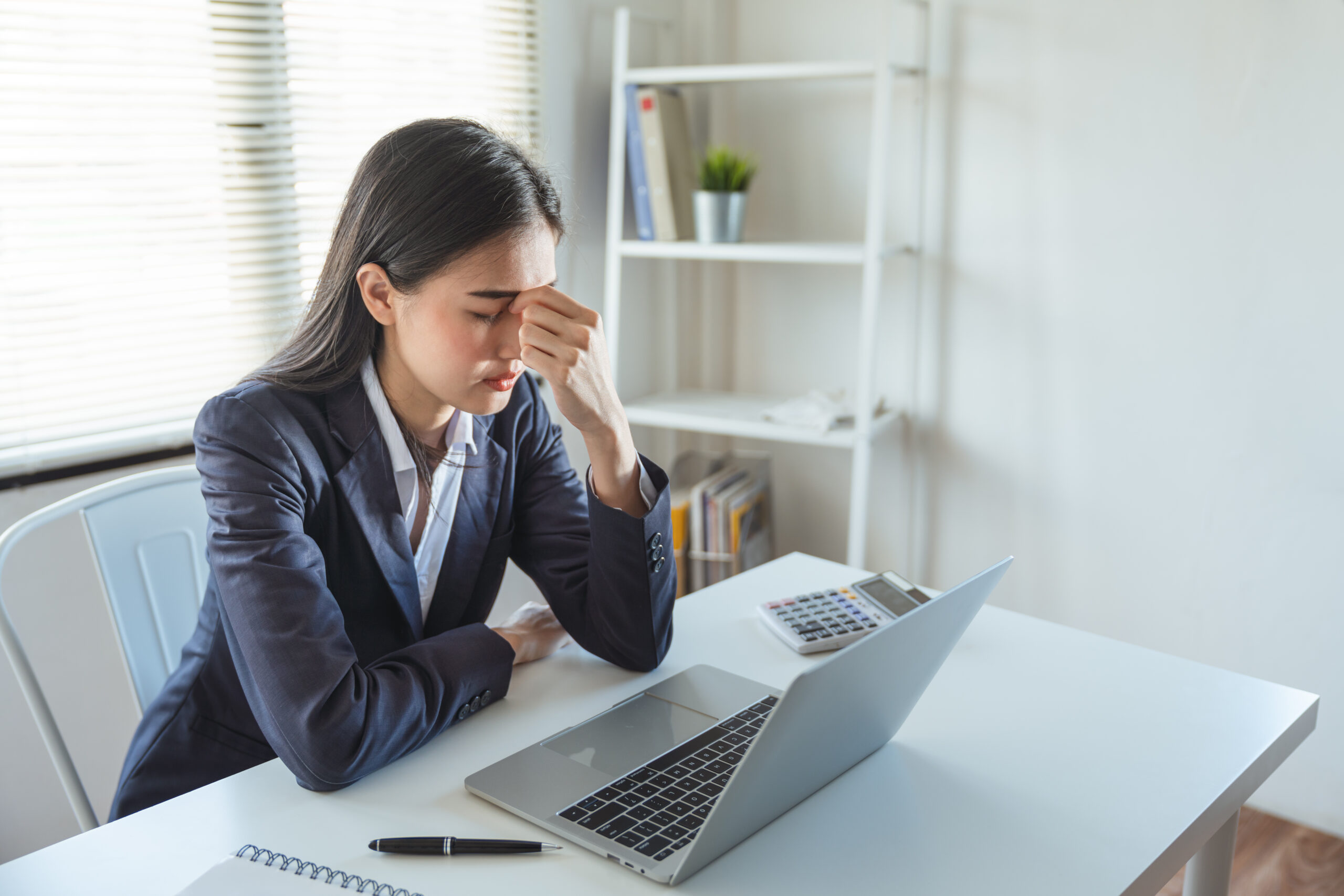 nhan vien van phong cang thang scaled - Sản phẩm được bán bởi Gimedi Pharma