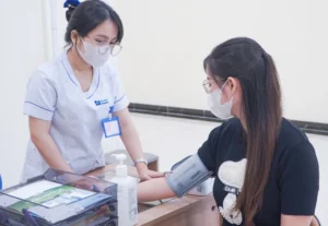 Dieu duong vien Benh vien Da khoa Tam Anh dang kiem tra huyet ap cho benh nhan - Sản phẩm được bán bởi Gimedi Pharma